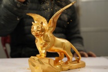 Cận cảnh quy trình dát vàng 24k linh vật hổ Tết Nhâm Dần 2022