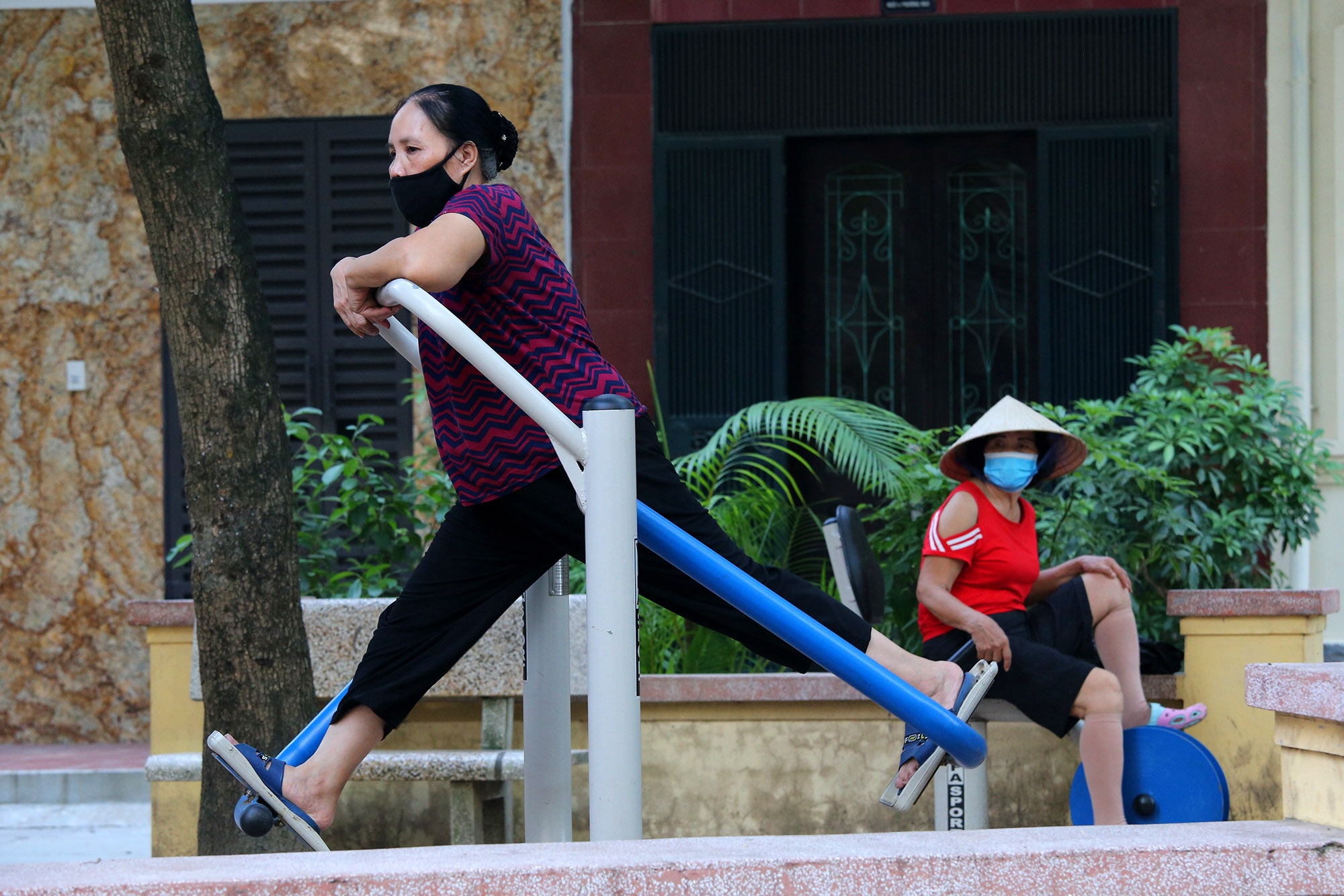 Cuộc sống đời thường cùng chiếc khẩu trang phòng dịch - 9 Cuộc sống đời thường cùng chiếc khẩu trang phòng dịch - 9