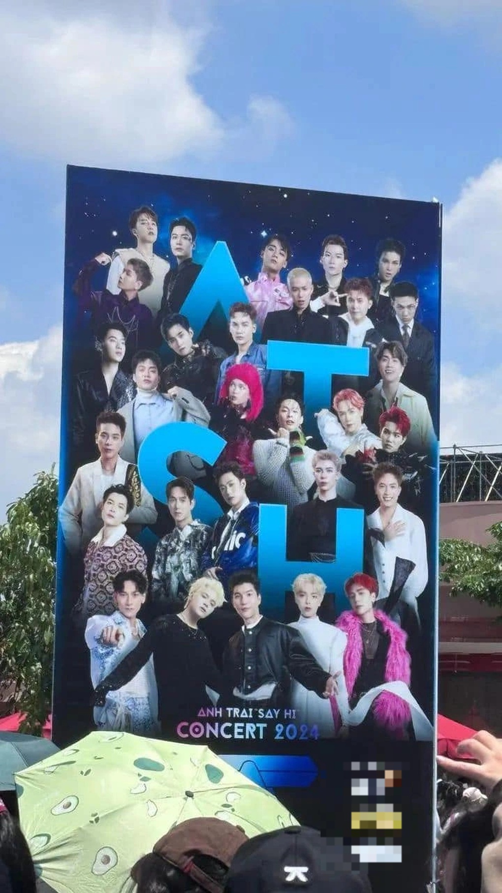 Anh trai say hi: Hàng ngàn người xếp hàng dưới nắng, poster gây tranh cãi - 2 Anh trai say hi: Hàng ngàn người xếp hàng dưới nắng, poster gây tranh cãi - 2