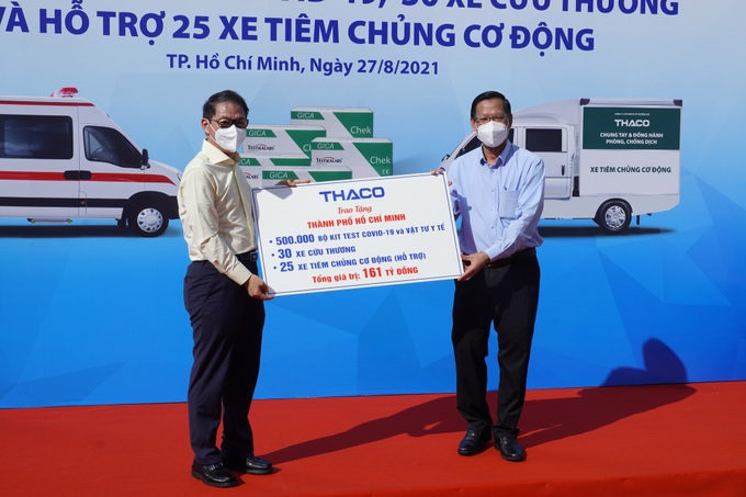 Thaco tiếp tục trao tặng 500 ngàn bộ kít xét nghiệm, 30 xe cứu thương và 25 xe tiêm chủng cơ động cho TP.HCM  - Ảnh 1.