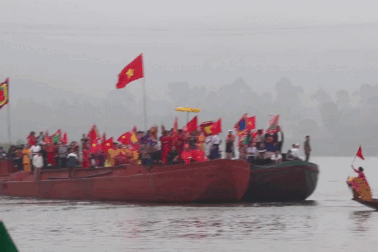 Cụ ông 90 tuổi ra giữa dòng xoáy sông Lam lấy nước dâng vua Mai