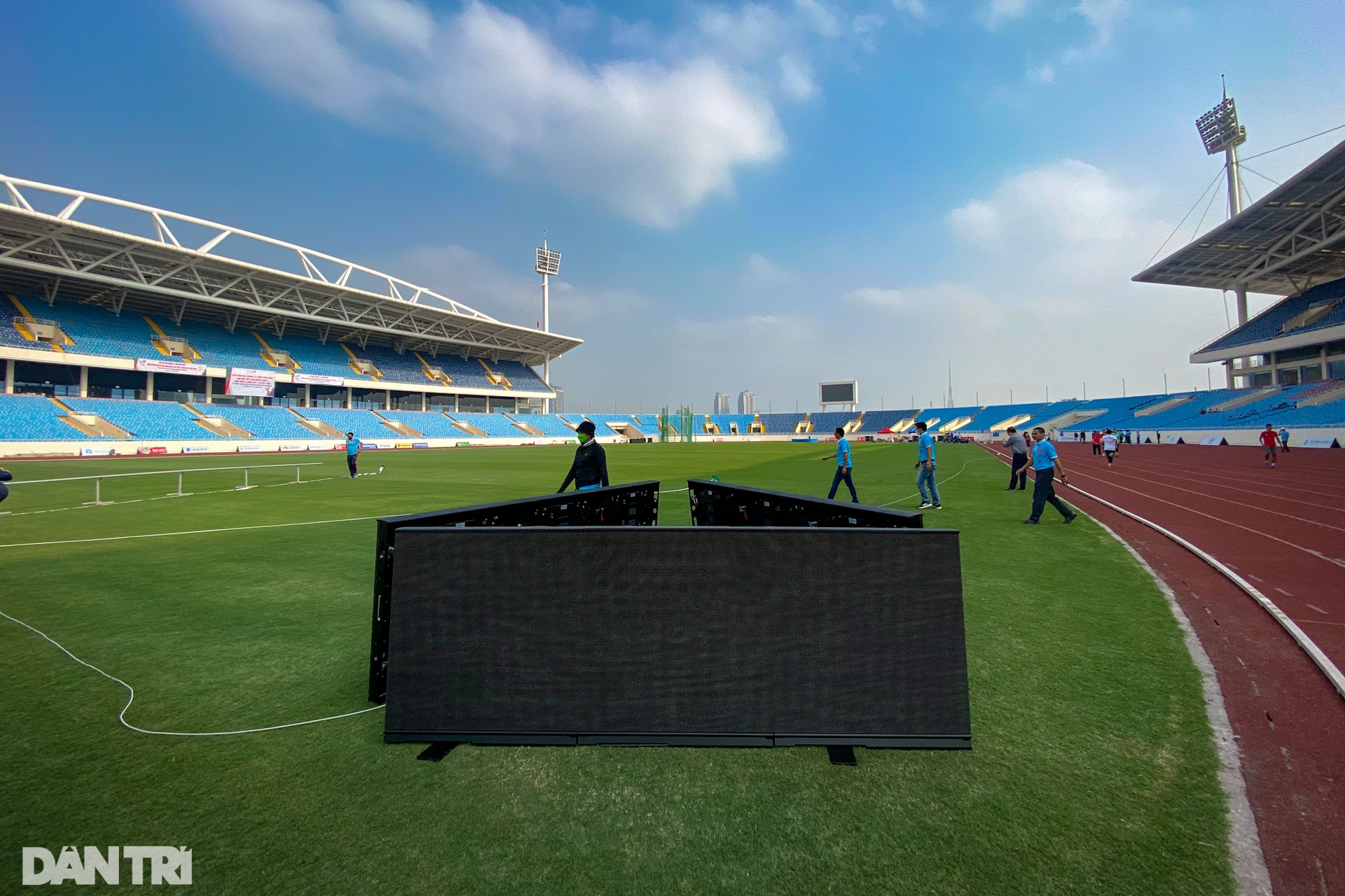 Quách Công Lịch bất ngờ nằm sân, bỏ thi tại giải điền kinh tiền SEA Games - 5 Quách Công Lịch bất ngờ nằm sân, bỏ thi tại giải điền kinh tiền SEA Games - 5