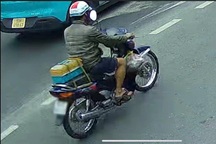 Công an tìm ra người sơn chữ "bắn tốc độ" trên đường ở TPHCM