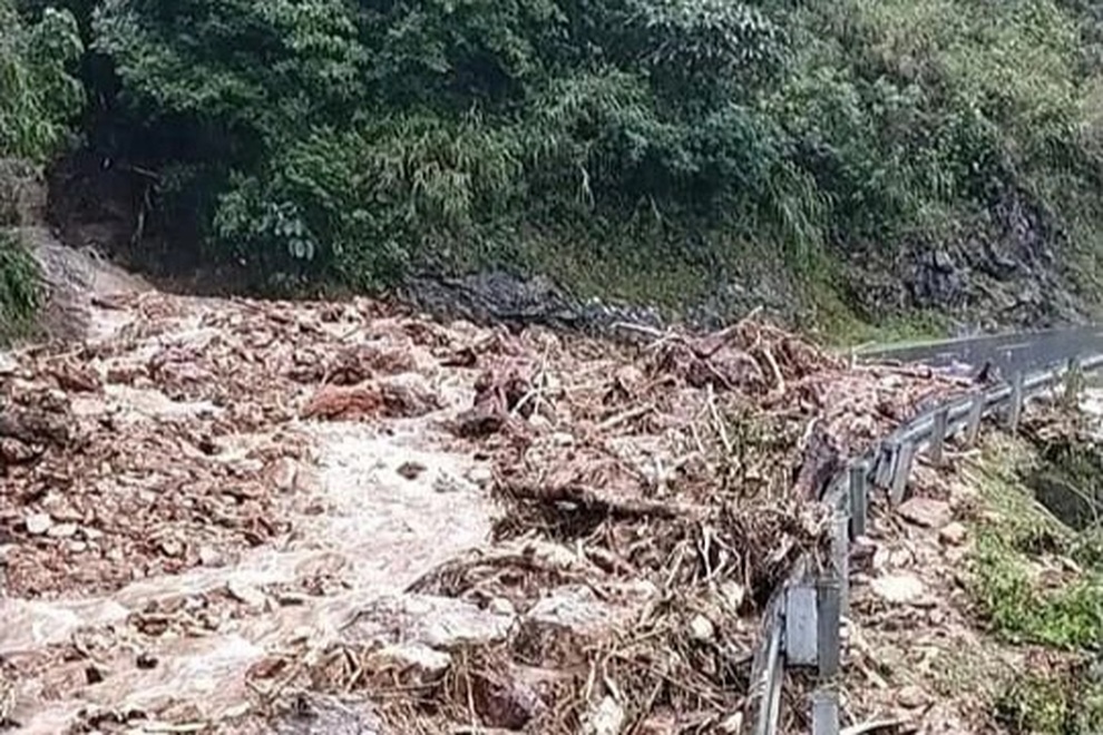 Đất đá ào ào đổ xuống bít kín đường đèo Ô Quý Hồ ở Sa Pa - 2 Đất đá ào ào đổ xuống bít kín đường đèo Ô Quý Hồ ở Sa Pa - 2