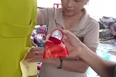 Người dân tìm thấy nhẫn vàng trong khi phân loại quần áo cứu trợ vùng lũ.