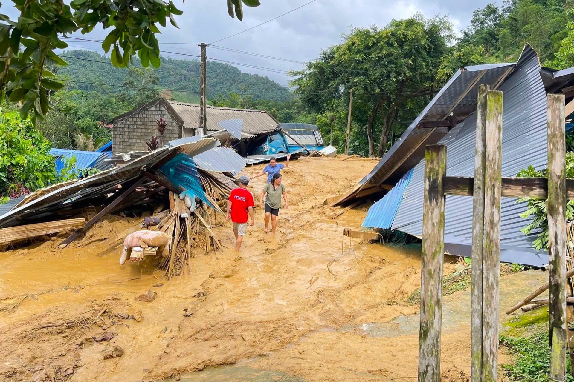 30 phút lũ càn quét bản làng, người dân nháo nhào tháo chạy - 5 30 phút lũ càn quét bản làng, người dân nháo nhào tháo chạy - 5
