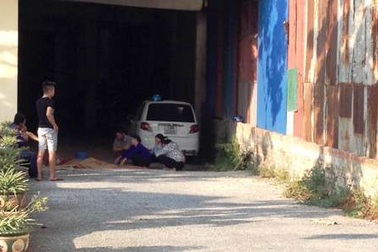 Chết dưới bánh xe tải vì nằm ngủ trong... kho hàng