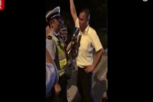 Bị cảnh sát đo nồng độ cồn, người đàn ông TQ nhảy điên cuồng