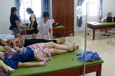 Vụ hàng chục du khách ngộ độc: Lấy mẫu xét nghiệm để tìm nguyên nhân