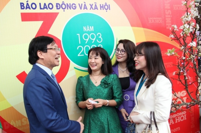 Nguyên Phó Chủ tịch Thường trực Hội Nhà báo Việt Nam Hồ Quang Lợi tham quan khu trưng bày của báo Lao động và Xã hội.