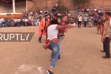 Đánh nhau để xóa bỏ mọi "hận thù" năm cũ, chào đón năm mới