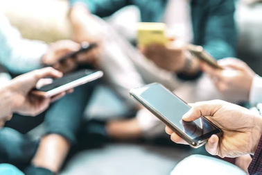 Tranh cãi quanh việc dùng smartphone cẩn thận đến mức "hầu hạ"