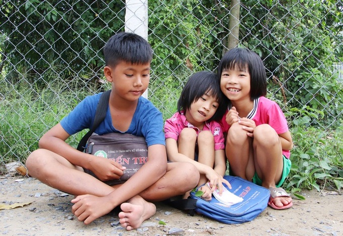 TP.HCM: Cha lấy vợ khác, mẹ bỏ đi, 4 đứa trẻ thất học đội nắng bán vé số kiếm tiền chữa bệnh cho người ông bại liệt - Ảnh 1. TP.HCM: Cha lấy vợ khác, mẹ bỏ đi, 4 đứa trẻ thất học đội nắng bán vé số kiếm tiền chữa bệnh cho người ông bại liệt - Ảnh 1.
