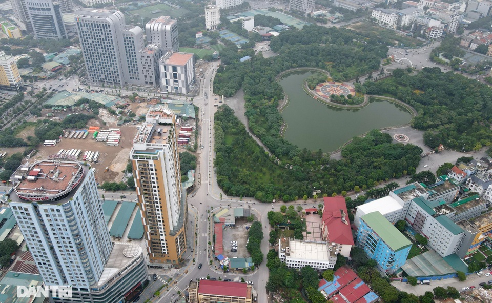 Hàng loạt cây xanh mới trồng chết khô trên khu đất vàng Hà Nội - 1 Hàng loạt cây xanh mới trồng chết khô trên khu đất vàng Hà Nội - 1