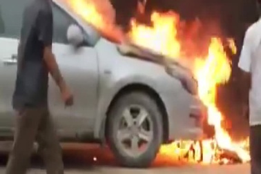 Xe ô tô con bốc cháy khi đang đỗ trong nhà (Video Huy Hiệu)