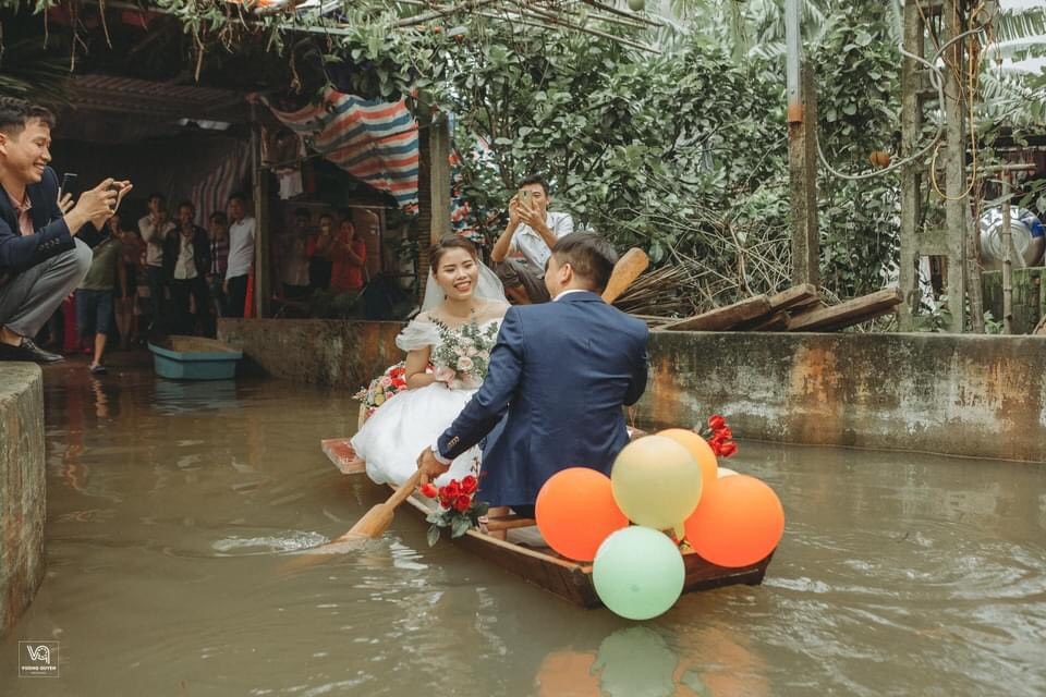 Thích thú ảnh cưới vượt lũ nhưng... vẫn vui của cặp đôi ở Hà Tĩnh - 7 Thích thú ảnh cưới vượt lũ nhưng... vẫn vui của cặp đôi ở Hà Tĩnh - 7