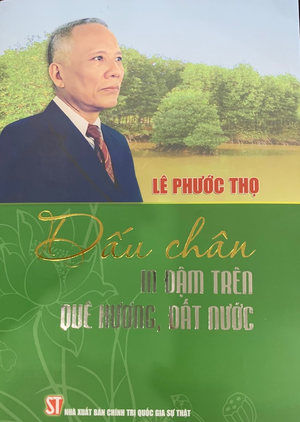 Ra mắt tác phẩm “Dấu chân in đậm trên quê hương, đất nước” - 2 Ra mắt tác phẩm “Dấu chân in đậm trên quê hương, đất nước” - 2