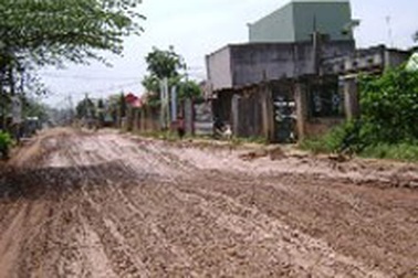 TPHCM: Sau nước ngập là đường hỏng