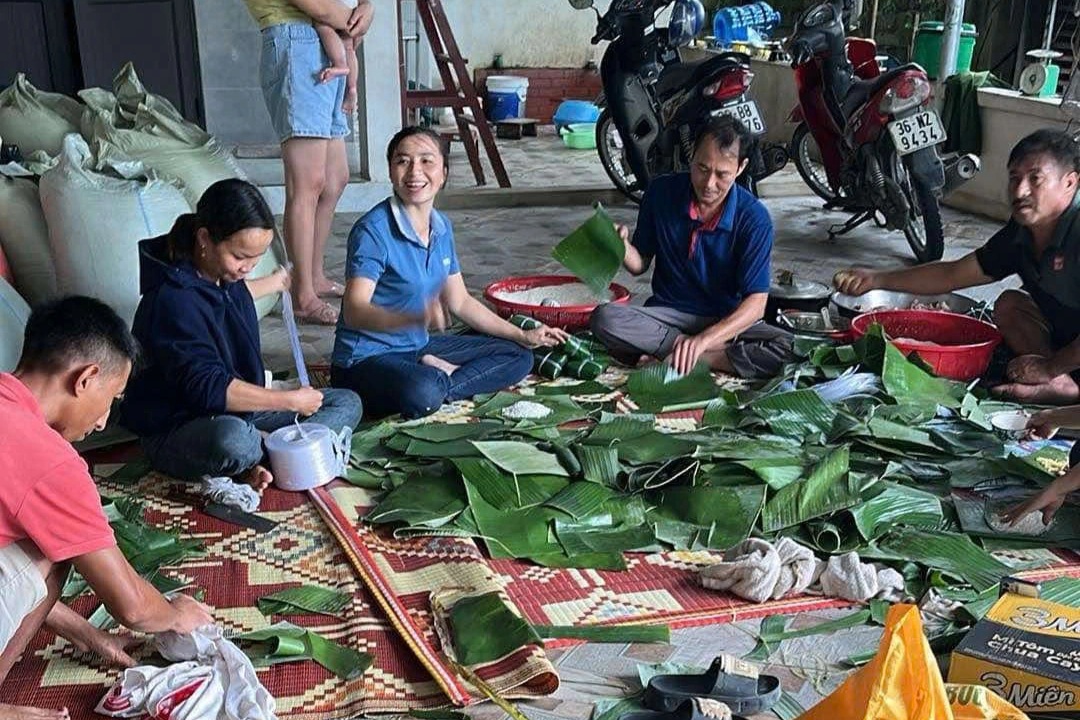 Người miền Trung gói bánh chưng, gom cá khô gửi ra vùng lũ miền Bắc - 1 Người miền Trung gói bánh chưng, gom cá khô gửi ra vùng lũ miền Bắc - 1