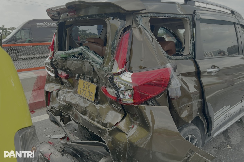 5 ô tô va chạm liên hoàn trên cầu ở TPHCM - 1 5 ô tô va chạm liên hoàn trên cầu ở TPHCM - 1