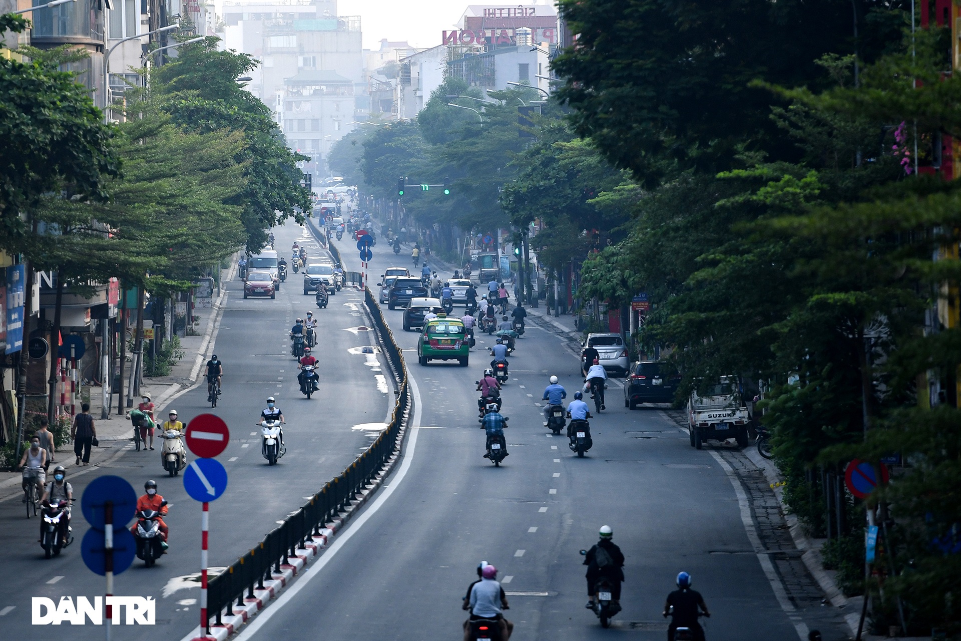 Đường phố tấp nập xe cộ sau khi TP Hà Nội bỏ quy định giấy đi đường - 2 Đường phố tấp nập xe cộ sau khi TP Hà Nội bỏ quy định giấy đi đường - 2