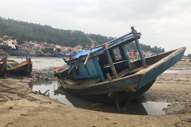 Hàng trăm tàu thuyền “phơi xác” trên bờ biển