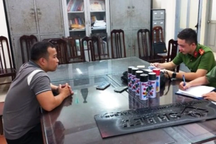 Bắt giữ 5 đối tượng phun sơn lên ghế đá quảng cáo đánh bạc