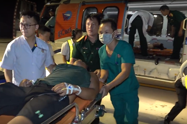 Gặp nạn khi đang lặn sâu, hai ngư dân nguy kịch