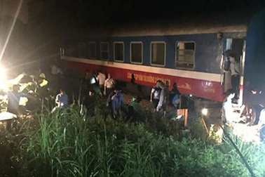 Tàu chở hơn 200 hành khách trật bánh khỏi đường ray