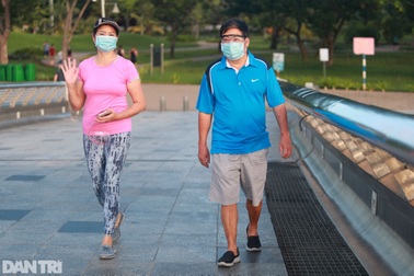 Sau gần 4 tháng "cấm cửa", dân Sài Gòn dậy sớm ra công viên tập thể dục