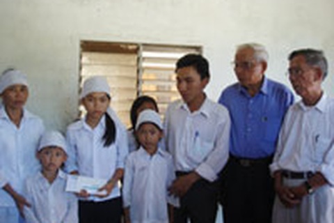 Quỹ Nhân ái trao tặng 10 triệu đồng cho học sinh mất người thân