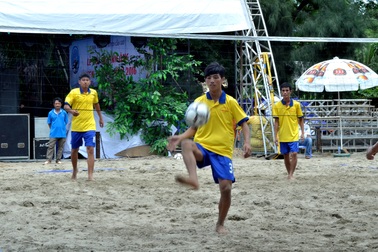 "Lạ mắt" bóng chuyền bằng... chân