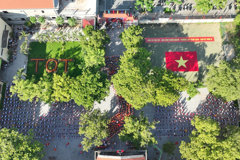 Studenter med koniska hattar formar en karta över fäderneslandet för att välkomna den nya klassen - 2 Học sinh đội nón lá, xếp hình bản đồ Tổ quốc chào đón các em khoá mới - 2