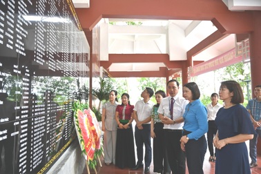 Bộ Nội vụ khánh thành Nhà bia ghi danh liệt sỹ và 10 căn nhà mới ở Nghĩa Lộ