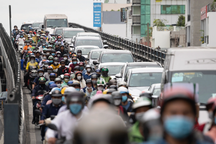 Người dân TPHCM vất vả trên đường vì kẹt xe ngày giáp Tết