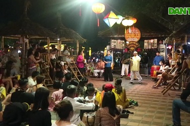 Hội An kín khách trong ngày cuối tuần