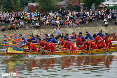 Hàng ngàn người dân reo hò cổ vũ hội đua thuyền trên sông Gò Bồi Bình Định