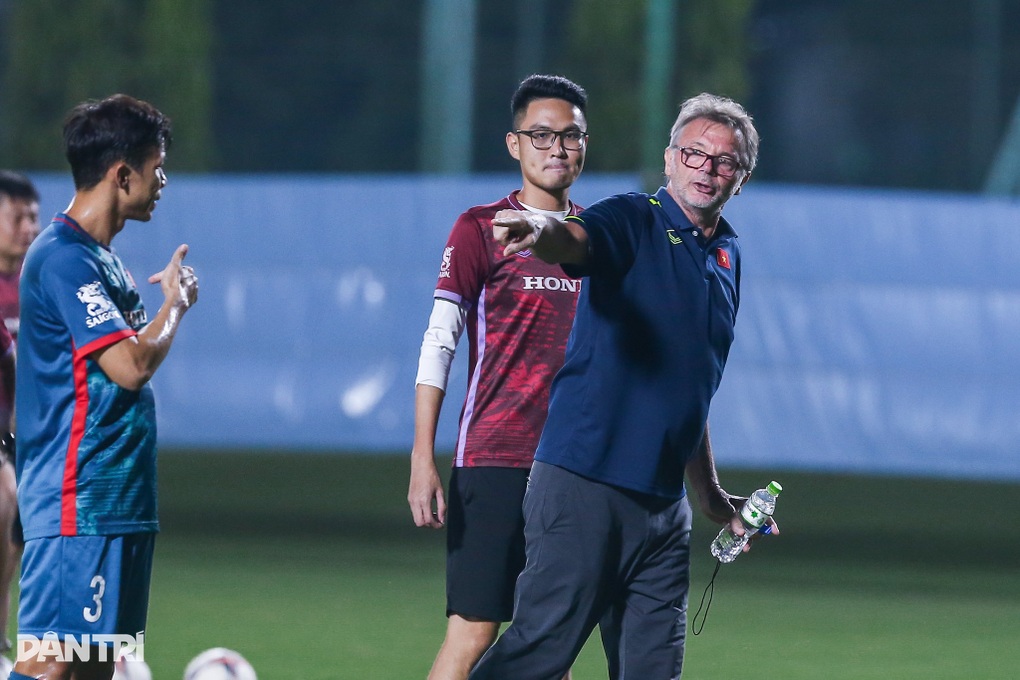 HLV Troussier: Tôi đã nghiên cứu và chuẩn bị phương án đối đầu Trung Quốc - 2 HLV Troussier: Tôi đã nghiên cứu và chuẩn bị phương án đối đầu Trung Quốc - 2