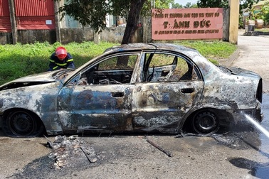 Xe ô tô bất ngờ bốc cháy khi đang đậu bên đường