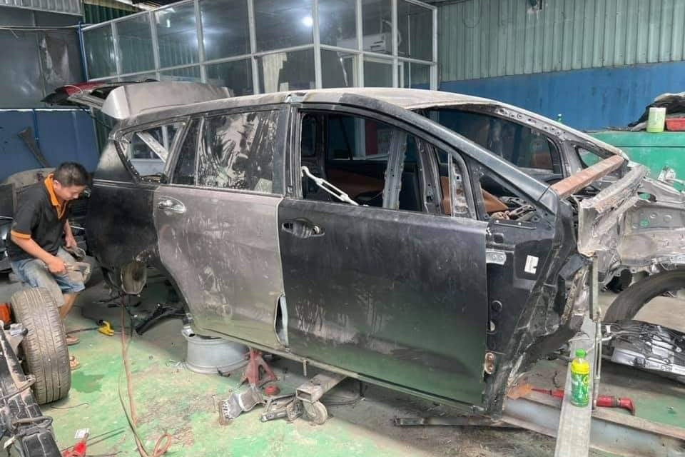 Hình ảnh xe Toyota Innova nát tươm được hồi phục như mới gây ngỡ ngàng - 5