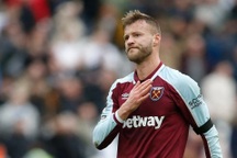 Tiền đạo Ukraine ôm mặt khóc khi ghi bàn tại Premier League