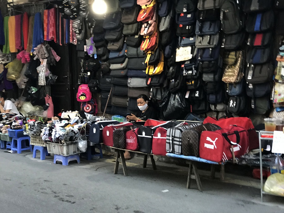 Nắng nóng thiêu đốt: Chợ vắng tanh, tiểu thương ngồi dài cổ chờ thượng đế - 6 Nắng nóng thiêu đốt: Chợ vắng tanh, tiểu thương ngồi dài cổ chờ thượng đế - 6