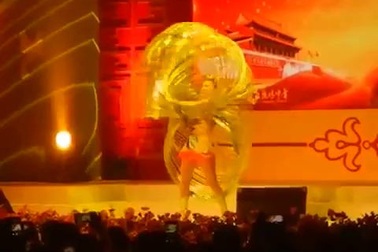 Tròn mắt xem cô gái lắc 305 chiếc vòng một lúc