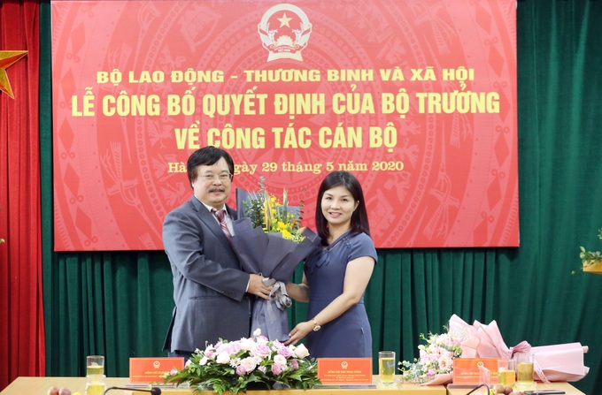 Bộ trưởng Đào Ngọc Dung trao quyết định hưởng chế độ bảo hiểm xã hội cho Tổng Cục trưởng Nguyễn Hồng Minh - Ảnh 15. Bộ trưởng Đào Ngọc Dung trao quyết định hưởng chế độ bảo hiểm xã hội cho Tổng Cục trưởng Nguyễn Hồng Minh - Ảnh 15.