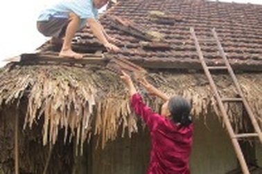 Lốc xoáy làm tốc mái hàng trăm nhà dân