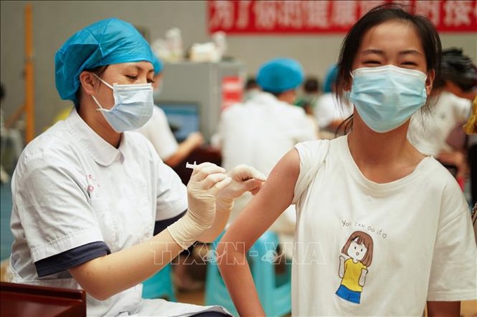 UAE tiêm chủng Covid-19 cao nhất thế giới, hơn một nửa dân số Trung Quốc đã tiêm 2 mũi vaccine - Ảnh 1.