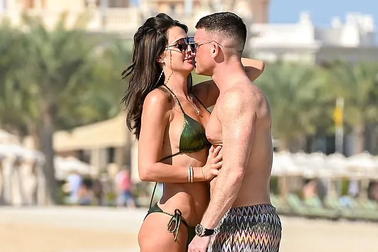 Cựu hoa hậu Danielle Lloyd tự tin khoe thân hình "dao kéo"