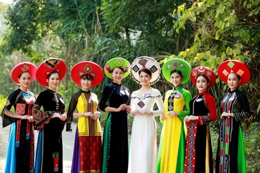 Người đẹp xứ Mường duyên dáng với áo dài thổ cẩm