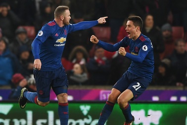 Sir Bobby Charlton nói gì khi mất kỷ lục vào tay của Rooney?