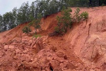 Sạt lở làm "tê liệt" tuyến đường 100 tỷ đồng ở Bình Định